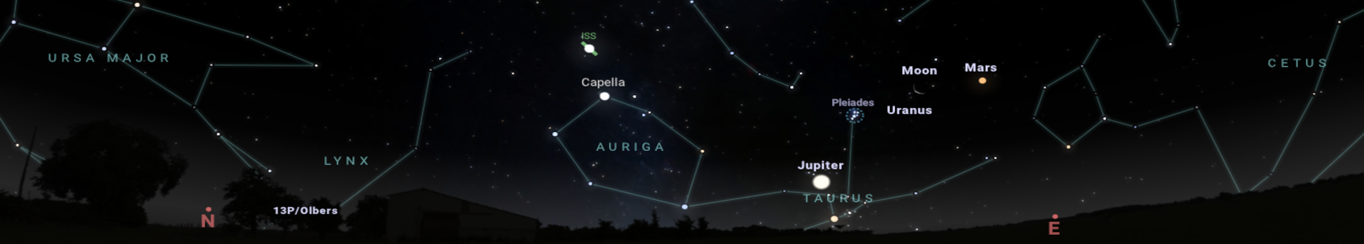 Hajnali ív az égbolton: gyönyörű koszorút fon a Mars, a Hold, a Fiastyúk és a Jupiter 