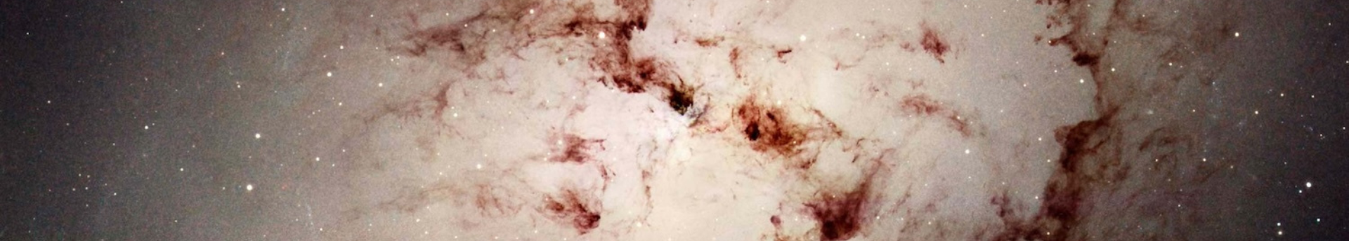 Rejtélyes sötét üreg egy galaxis szívében