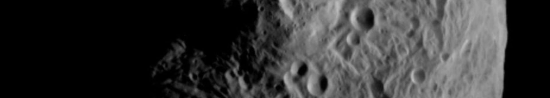 Ma este a Neptunusz szinte megérinti a Hold peremét