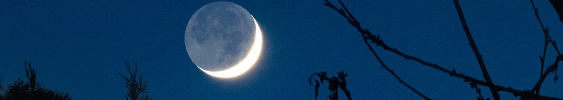 Az alkonyi holdsarló fényes találkozói