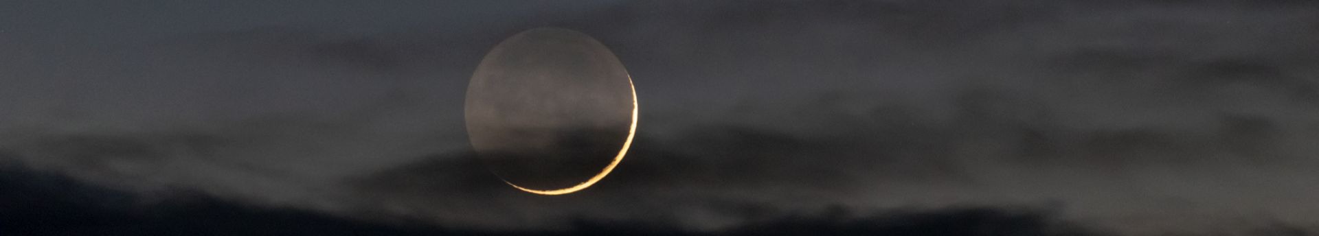 Az alkonyi holdsarló égi találkozói