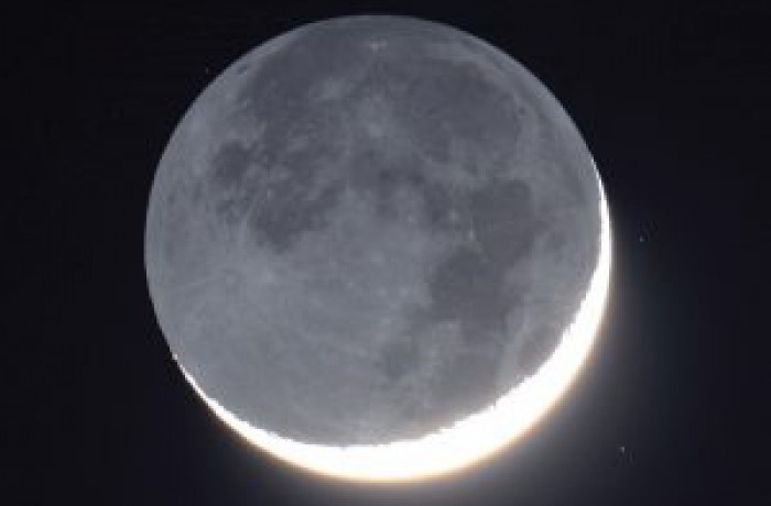 Sok kicsi csillag és a holdsarló égi randevúja