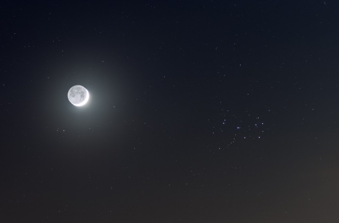 Egymás mellett a Fiastyúk és a Hold!