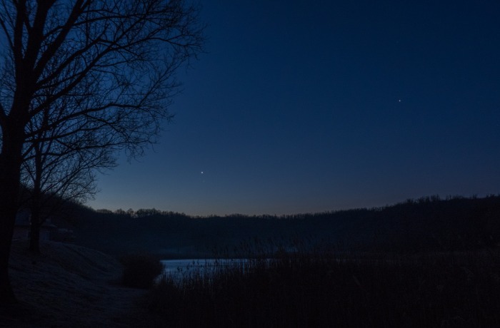 Szoros együttállásban a Vénusz és a Szaturnusz, a legfényesebb és leghalványabb szabadszemes bolygó