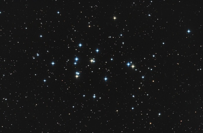 Üstökös, ami együttáll a Nyári Méhkas csillaghalmazzal, és a Kígyótartó jobb vállcsillagával.