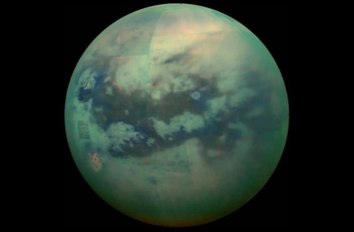 A narancssárgás Titan átvonulása a gyűrűs Szaturnusz előtt