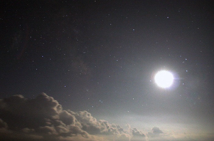 Mélyrepülésben a Hold: kísérőnk március közepén egymás után közelíti meg az égi egyenlítőtől délre eső égbolt látványosságait! 