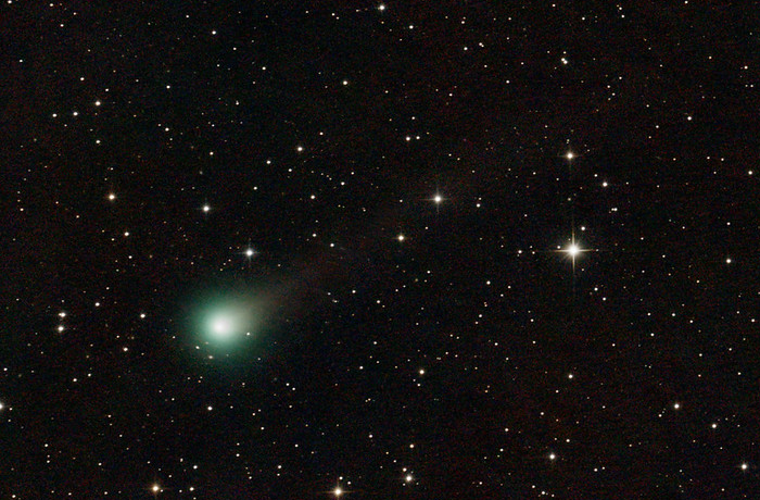 Egünkön a talán szabad szemes láthatóságig fényesedő üstökös!