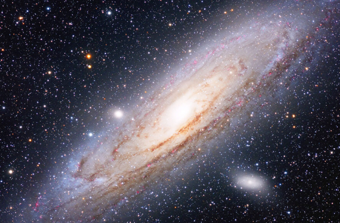 Miért van az Andromeda-galaxis kísérőinek többsége a mi oldalunkon?