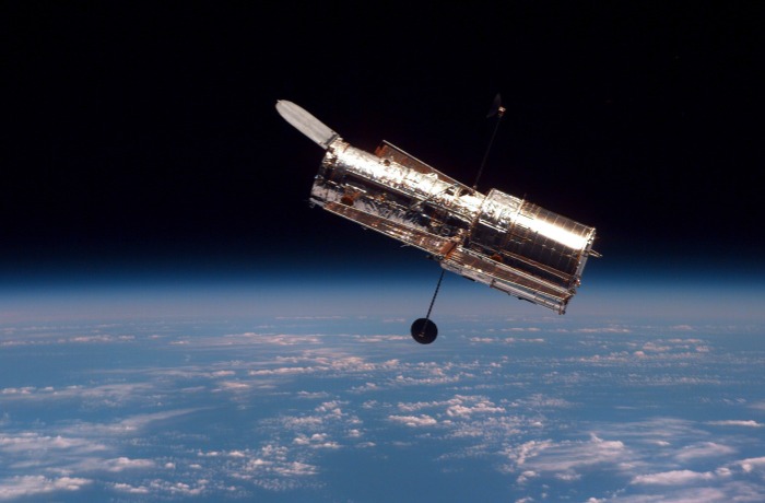 AKI MEGSEJTETTE, HOGY A VILÁGEGYETEM TÁGUL