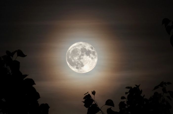 Dupla csillagfedéssel és a Szaturnusz és a Hold együttállásával búcsúzik az augusztus végi telihold