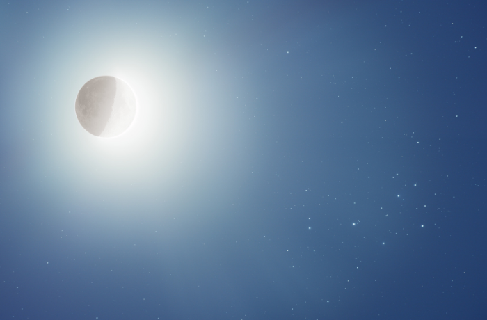 Az ezüstös Hold találkozása a Fiastyúk kék csillagaival