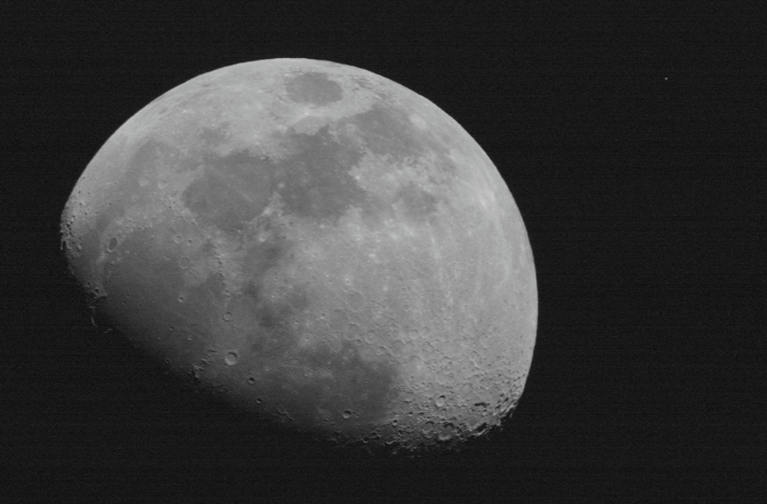 Az ezüstösen fénylő Hold és a kékes Spica párosa