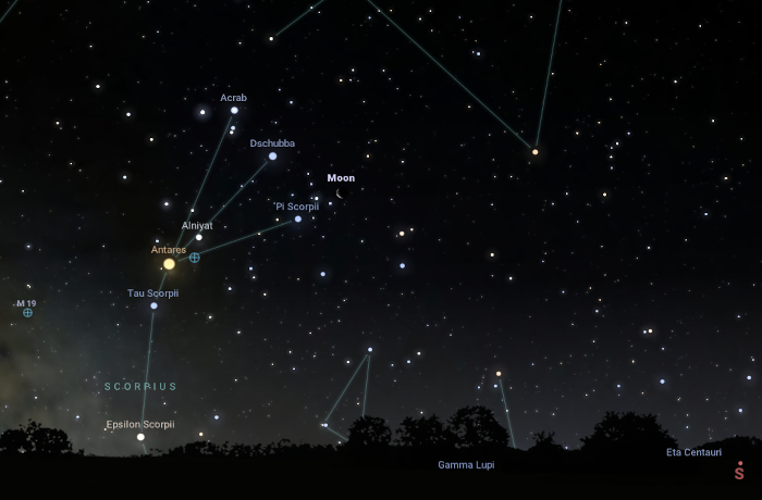 Légyott a legyezőben: a Hold vékony sarlója együtt áll a Skorpió csillagkép fényes csillagaival. A desszert csillagfedés lesz.