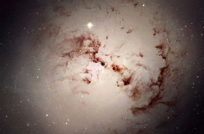 Rejtélyes sötét üreg egy galaxis szívében