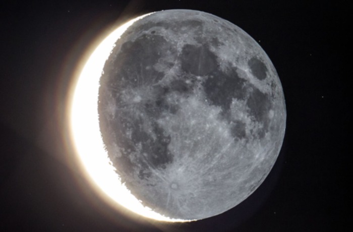 A holdsarló két csillag között