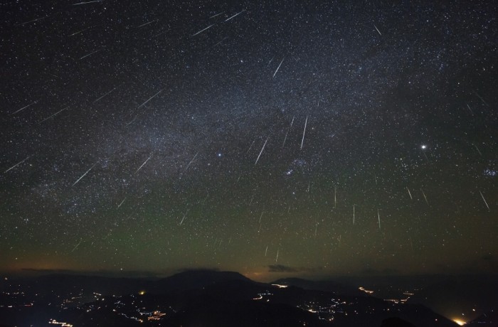 Égi tűzijáték az Ikrek irányából