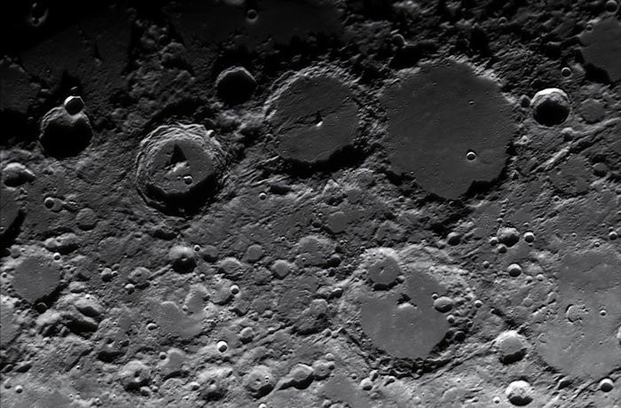 Az ezüstösen ragyogó Hold mellé szegődik az Antares és a Kaus Media