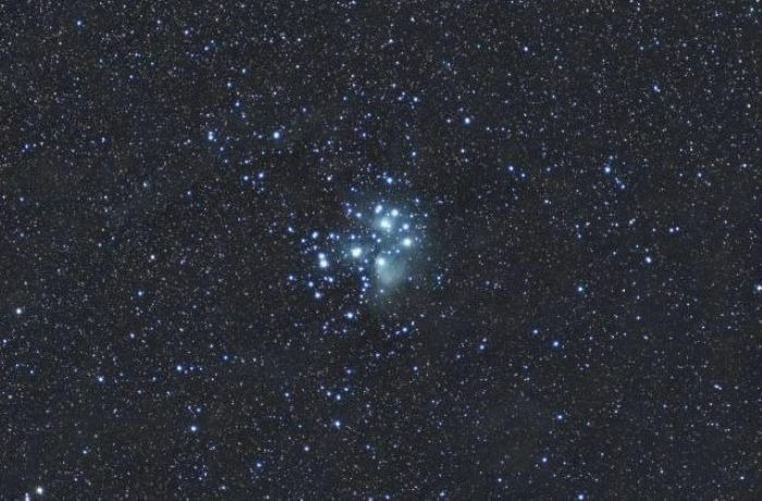 Amikor az égi kiscsibe és a tyúkanyó találkozik; a Hold elfedi a Fiastyúkot