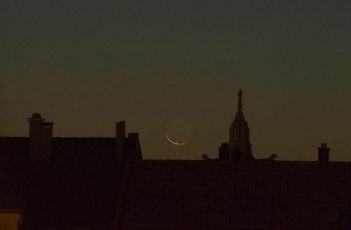 Az éppen fogyókúrázó Hold pengevékonyra keskenyedik