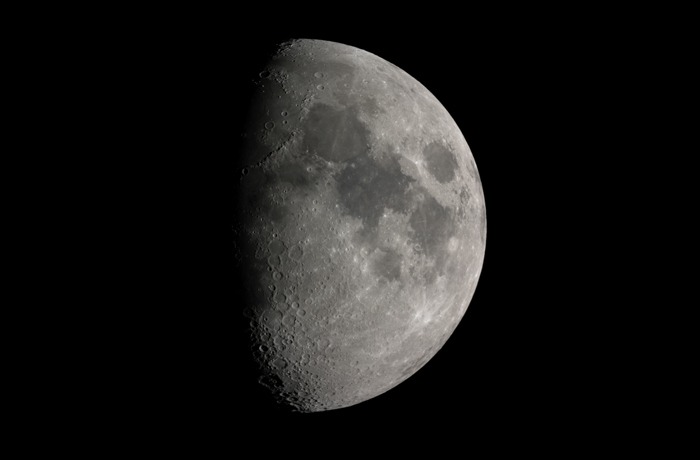 Magasra kúszó téli telihold