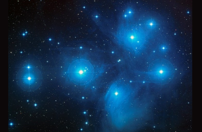 Koccintás előtt az égen is pezseg az élet – a Hold és a Fiastyúk együttállása