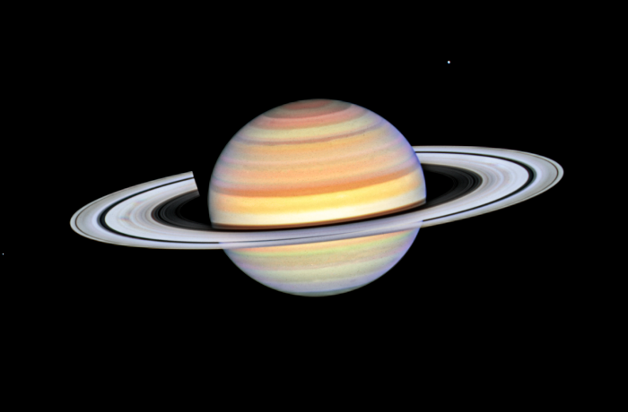 Az ezüstösen ragyogó Hold a gyűrűs óriás Szaturnusz mellett