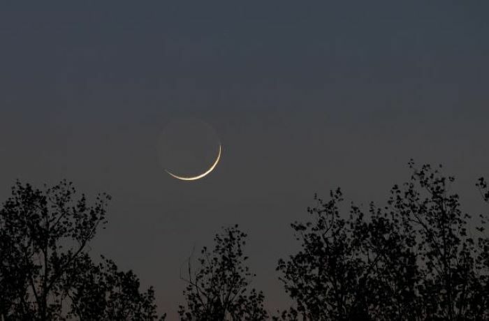 Az esti égbolt ragyogó ékkövei: pengevékony holdsarló mellett a gázóriás Jupiter