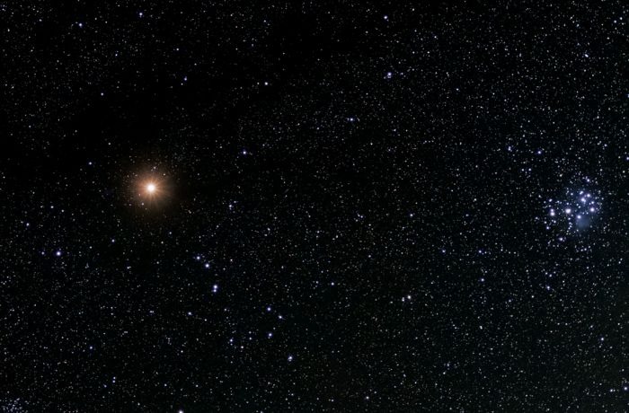 A Mars a Bika vérvörös szemével néz farkasszemet