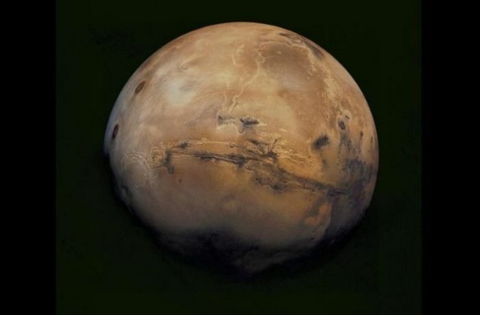 Mars és holdsarló találkozója – égi randevú a horizonton