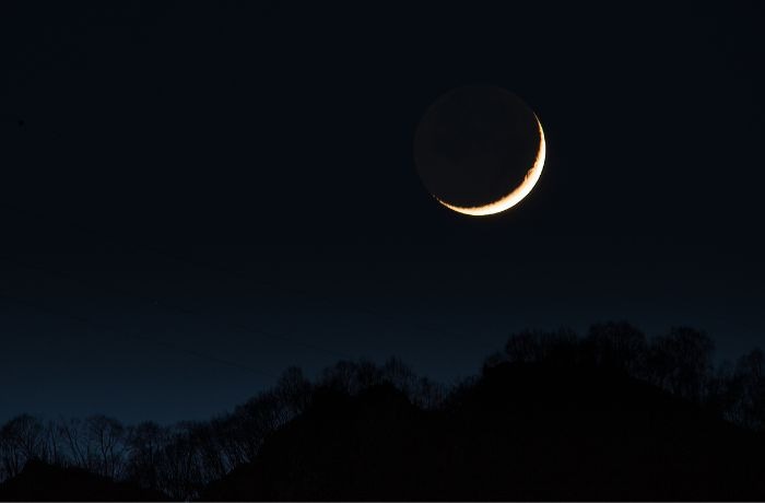 Látványos szabadszemes együttállásban vár az esti égbolt három legfényesebb égiteste: egymás után sorakozik a Jupiter, a Holdsarló és az Esthajnalcsillag