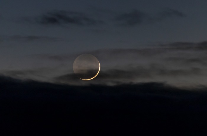 Az alkonyi holdsarló égi találkozói