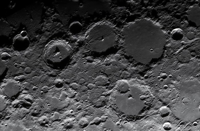 Holdsarló a hatfejű iker és a döngicsélő méhek között:  egy vonalban a Méhkas-halmaz, a Hold és a Castor 