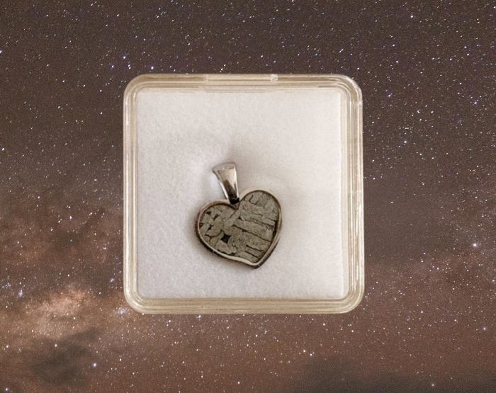 Vasmeteorit medál, szív alakú